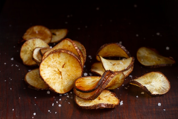 Bezpłatne zdjęcie układ pysznych chipsów z manioku