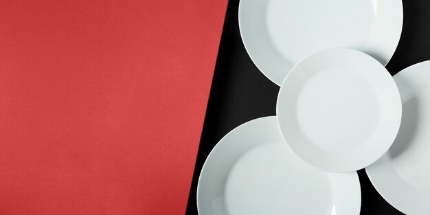Układ różnej wielkości talerzy z miejscem na kopię