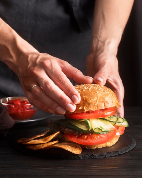 Bezpłatne zdjęcie układ widok z przodu ze smacznym hamburgerem