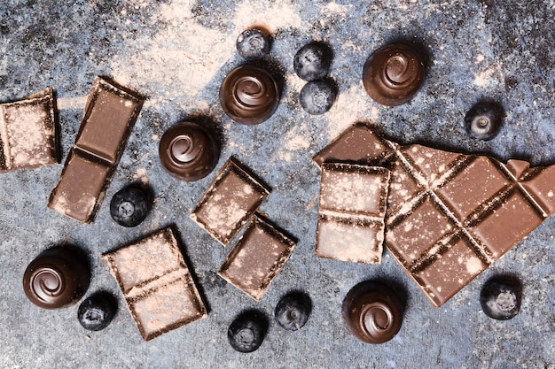 Bezpłatne zdjęcie układ widoku z góry z czekoladowymi słodyczami i jagodami