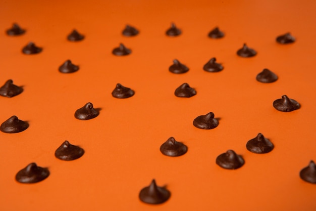 Bezpłatne zdjęcie układanie smacznych kawałków czekolady pod wysokim kątem