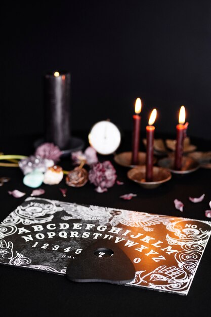 Układanie starych tablic ouija i świec pod wysokim kątem