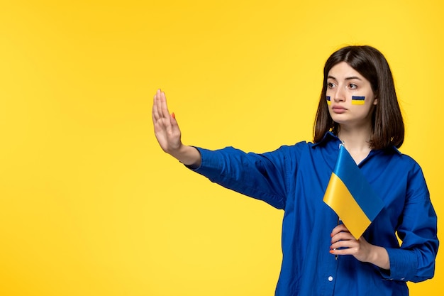 Ukraina Rosyjski Konflikt Młoda ładna Dziewczyna Flagi Na Policzkach żółte Tło Chce Zatrzymać Wojnę Premium Zdjęcia