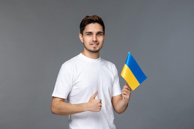 Ukraina Rosyjski Konflikt Odważny Słodki Przystojny Facet W Białej Koszuli Z Ukraińską Flagą Dopingującą