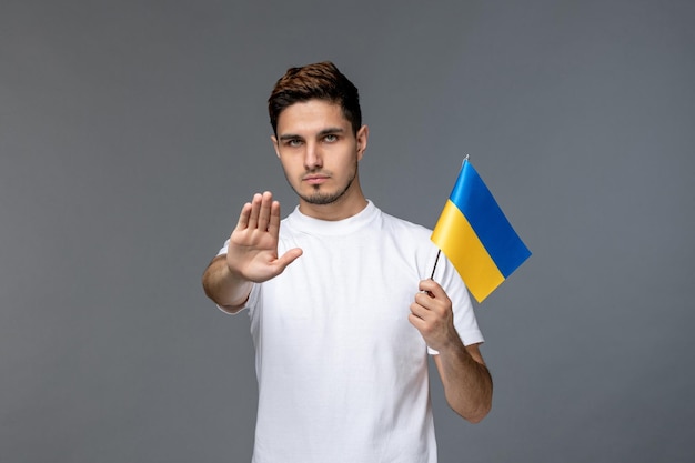 Ukraina rosyjski konflikt przystojny odważny facet w białej koszuli mówiący, aby zatrzymać wojnę