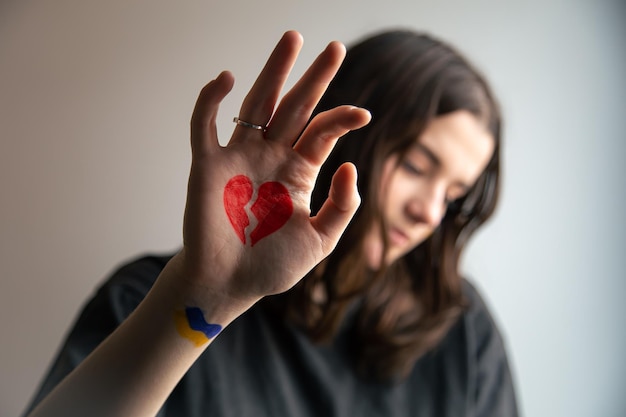 Ukraińska dziewczyna ze złamanym sercem narysowana na ból dłoni na ukrainę