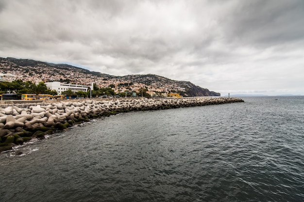 Ulica Funchal, stolica Madery, pejzaż miejski z główną ulicą w słoneczny letni dzień. Koncepcja podróży