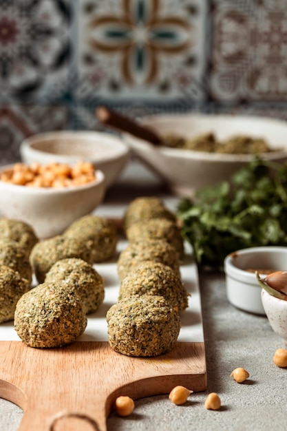 Ułożenie falafel i ciecierzycy pod dużym kątem