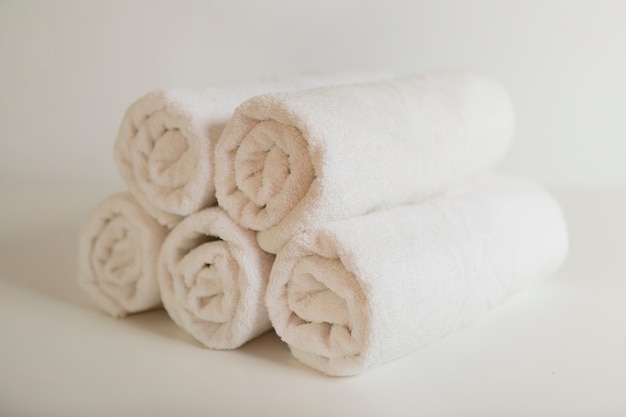 Ułożone białe ręczniki