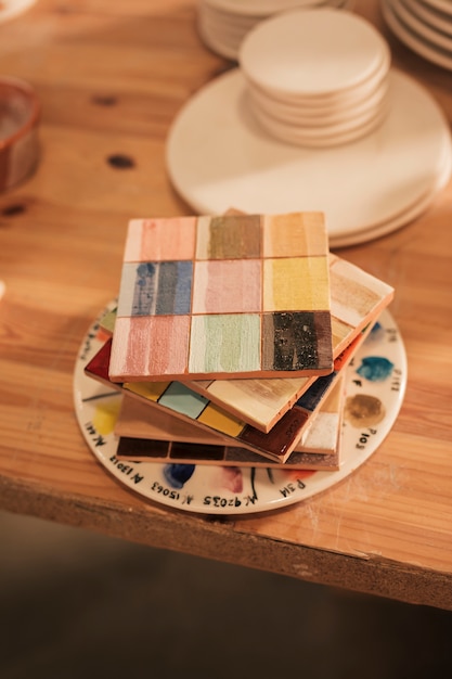 Bezpłatne zdjęcie ułożone drewniane ceramiczne palety na stole