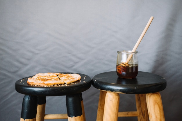 Bezpłatne zdjęcie ułożone flatbread z smacznym miodem