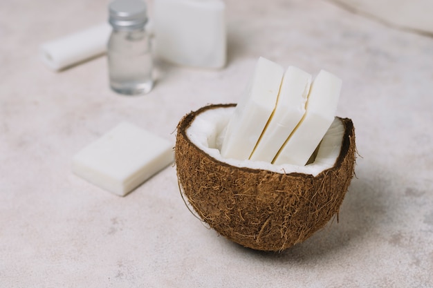 Ułożone kostki mydła kokosowego w misce kokosowej