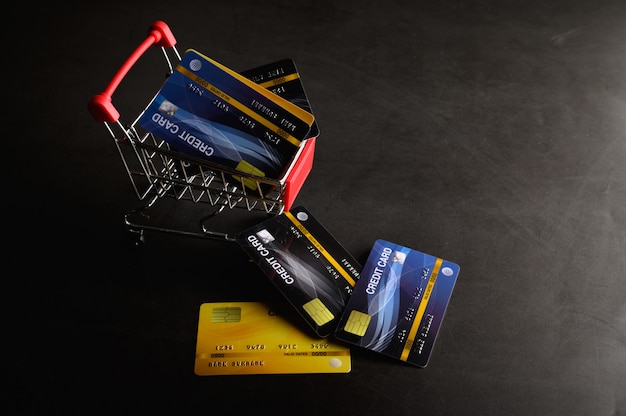 Umieść kartę kredytową na wózku i podłodze, aby zapłacić za produkt.