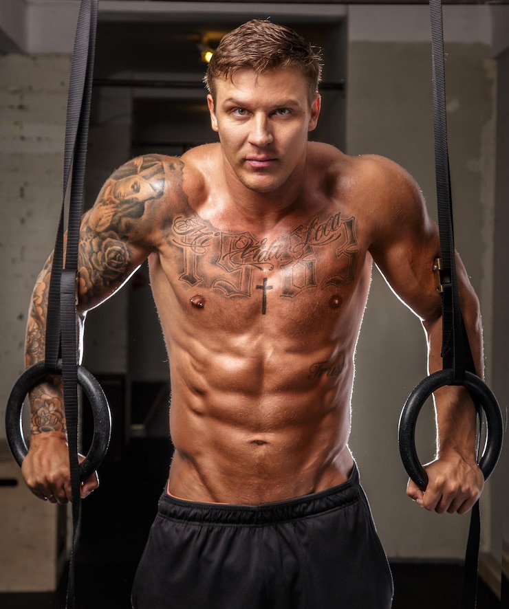 Bezpłatny plik Zdjęcie umięśniony dorosły sportowiec w studio w czarnych spodniach