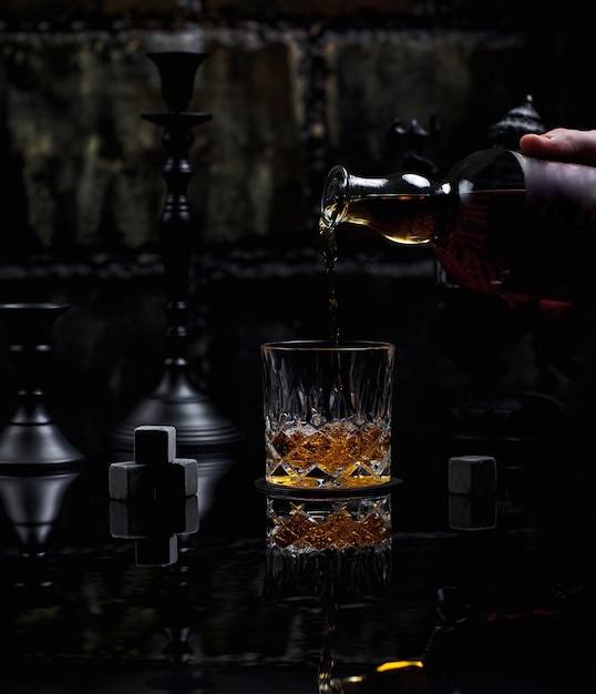 Umieszczenie szklanej drobno mieszanej szkockiej whisky