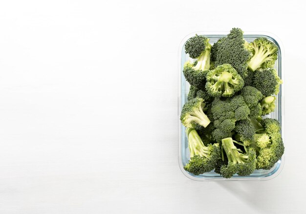 Umyte i pokrojone brokuły korona w szklanym pojemniku. brokuły ekologiczne, pokrojone i gotowe do użycia w kuchni.