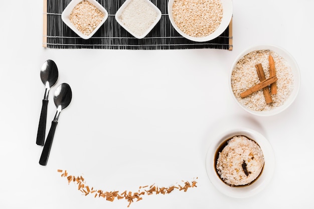 Uncooked ryżowy puchar z łyżkowymi i soya kumberlandu ryż na białym tle