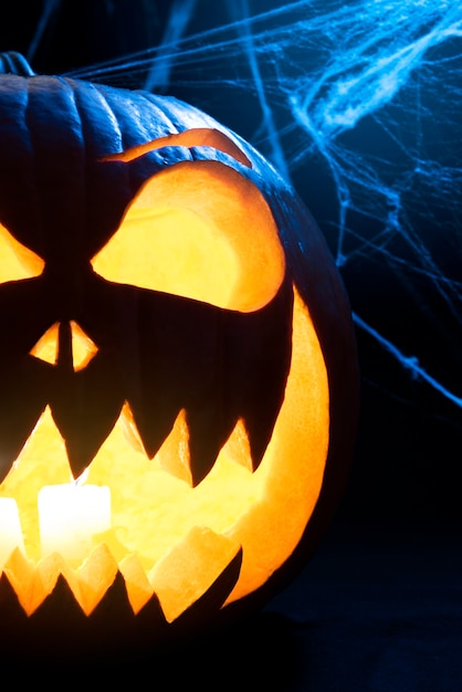 Bezpłatne zdjęcie upiorna aranżacja dyni halloweenowej i pajęczyny