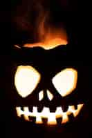 Bezpłatne zdjęcie upiorna dynia halloweenowa świecąca twarz