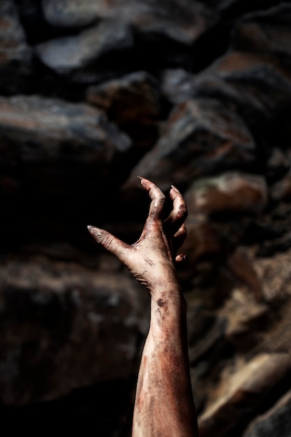 Bezpłatne zdjęcie upiorna ręka zombie w naturze