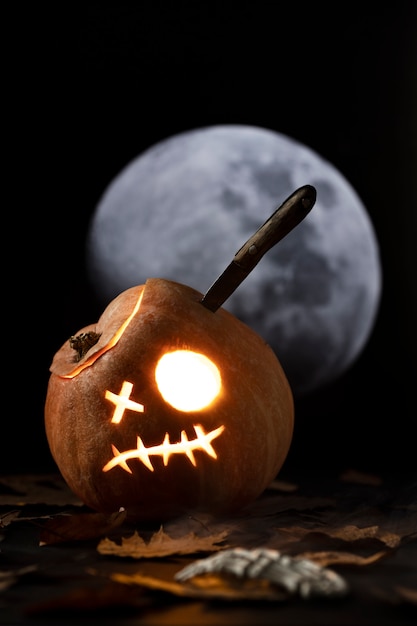 Bezpłatne zdjęcie upiorna rzeźba z dyni na halloween