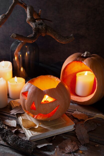 Upiorna rzeźbiona latarnia z dyni na halloween