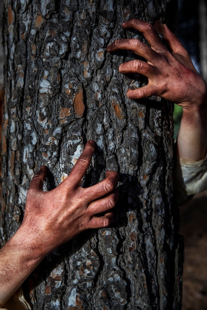 Upiorne ręce zombie na drzewie