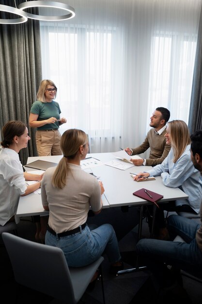 Upoważniona biznesowa kobieta pracująca w mieście