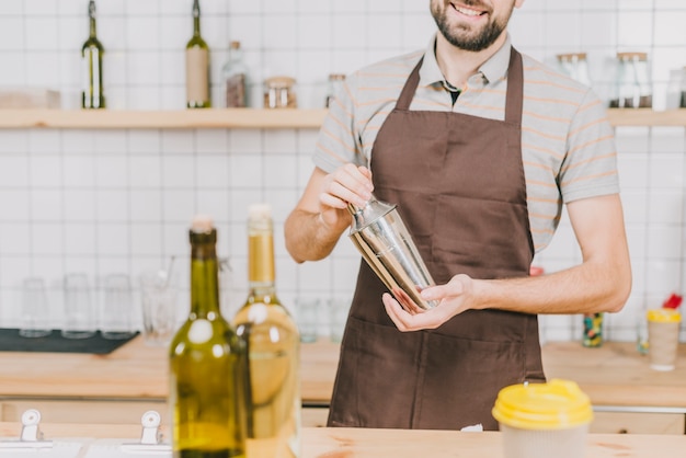 Bezpłatne zdjęcie upraw barman robi koktajlowi