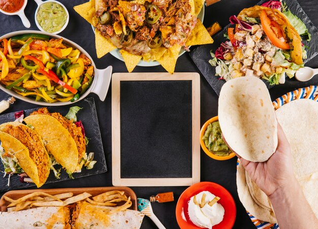 Upraw ręcznie z tortilla nad meksykańskim jedzeniem