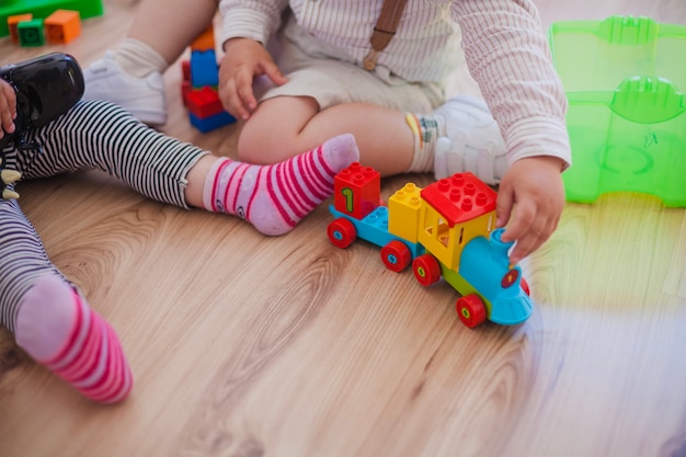 Bezpłatne zdjęcie uprawa dzieci na podłodze z zabawkami
