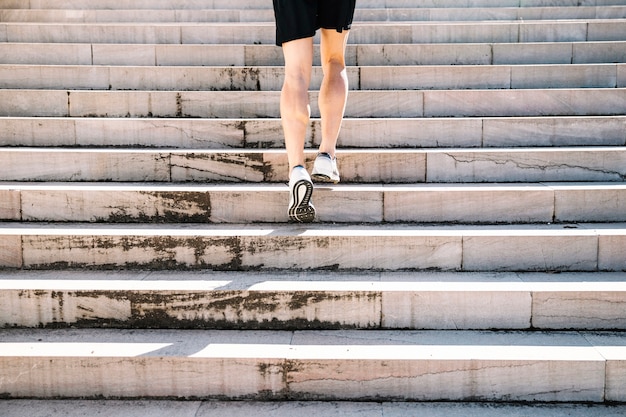 Bezpłatne zdjęcie uprawa sportowy człowiek chodzenie na górze