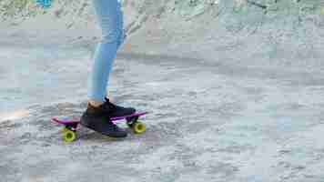 Bezpłatne zdjęcie uprawa widok młoda miejska kobieta jazdy na łyżwach