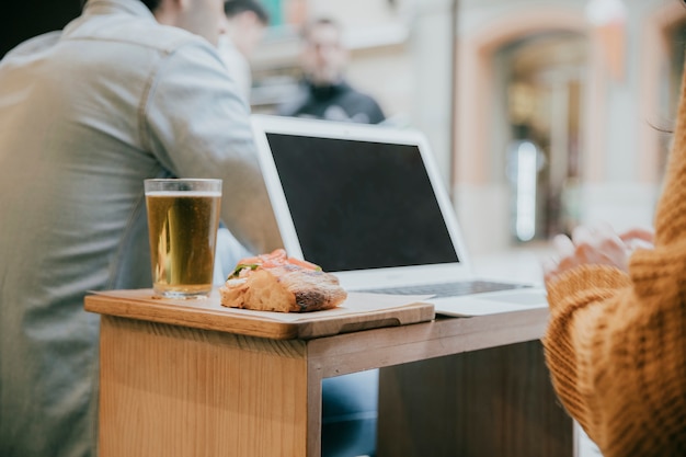 Uprawy kobieta używa laptop w kawiarni