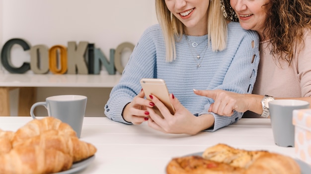 Uprawy Matka I Córka Używa Smartphone Podczas śniadania