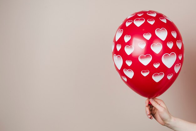 Uprawy ręki mienia balon z sercami