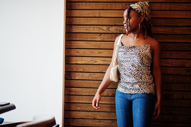 Urocza afroamerykanka z dredami w stroju lamparta w kawiarni Piękna fajna modna czarna młoda dziewczyna kryty