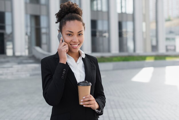 Urocza biznesowa kobieta opowiada na telefonie