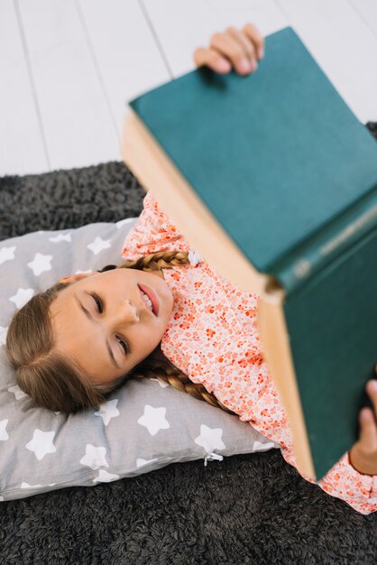 Urocza mała dziewczynka czyta książkę