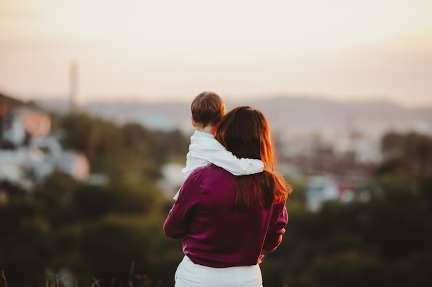 Urocza Mama I Syn Bawią Się Na Trawniku