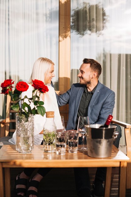 Urocza romantyczna para siedzi w restauracji