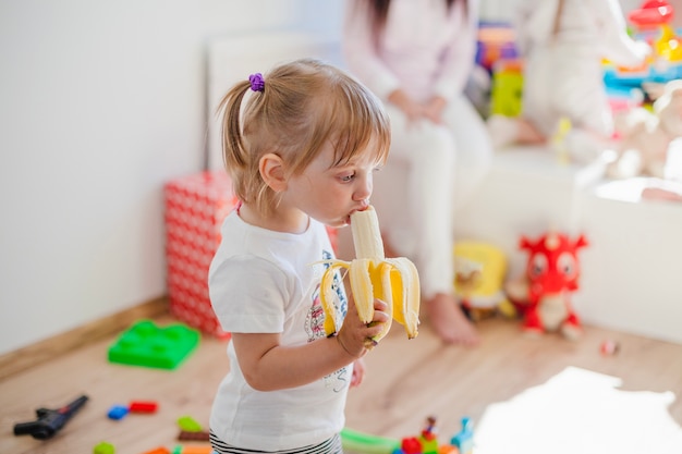 Uroczy dziewczyna korzystaj? Cych z bananów