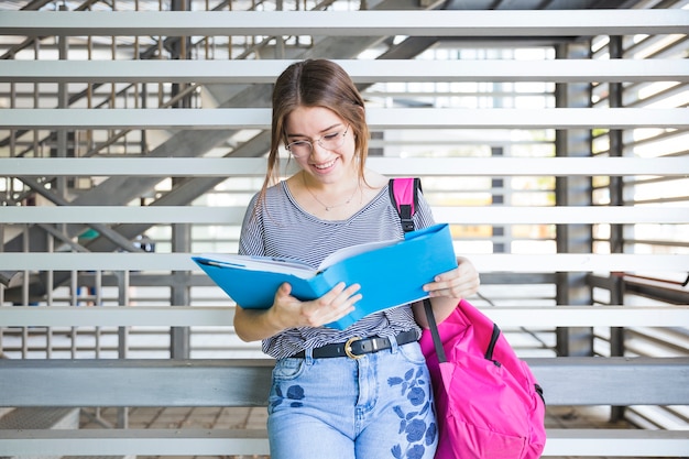 Uroczy studentka czytanie książki