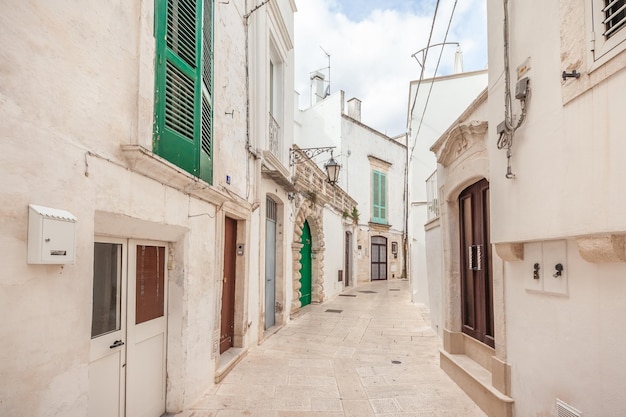 Uroczy widok na puste uliczki starego miasta Martina Franca z pięknymi bielonymi domami. Cudowny dzień w miejscowości turystycznej, Apulia, Włochy.