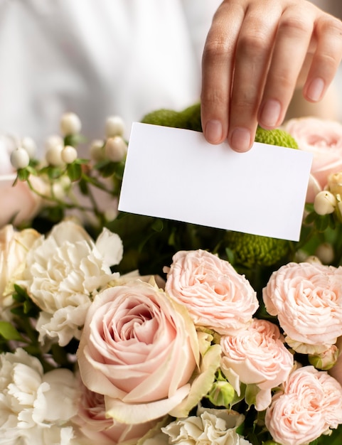 Bezpłatne zdjęcie urodzinowe kwiaty z pustą notatką z bliska