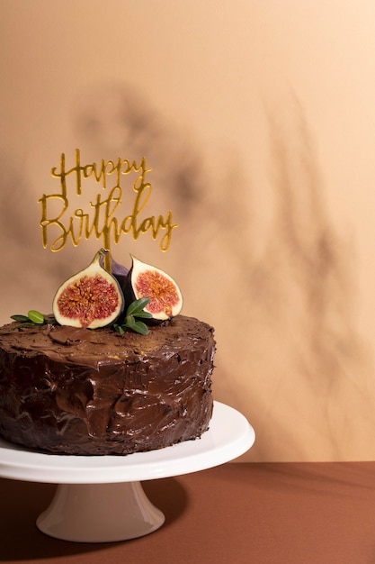 Urodzinowy tort czekoladowy z owocami