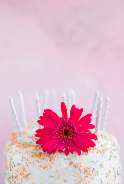 Urodzinowy tort przed akwareli tłem
