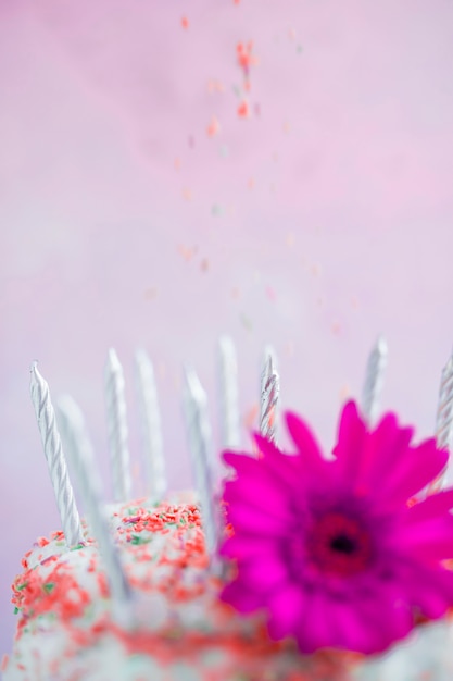 Bezpłatne zdjęcie urodzinowy tort przed akwareli tłem