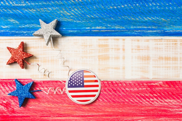USA flaga odznaki i gwiazdy na czerwonym i niebieskim malowane drewniane teksturowanej tło