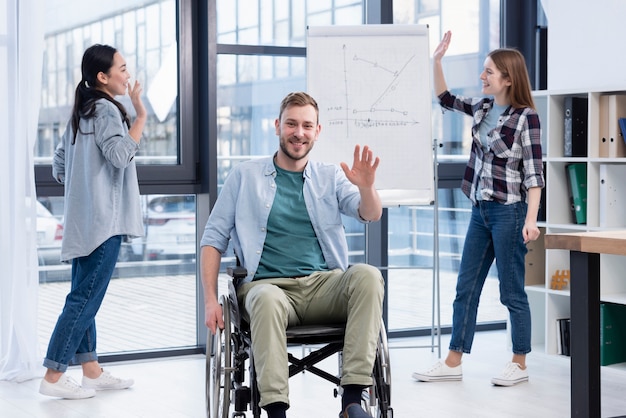 Bezpłatne zdjęcie uśmiechnięci ludzie pracujący razem